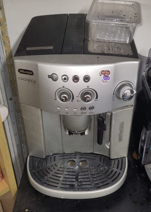 DeLonghi Magnifica coffee machine